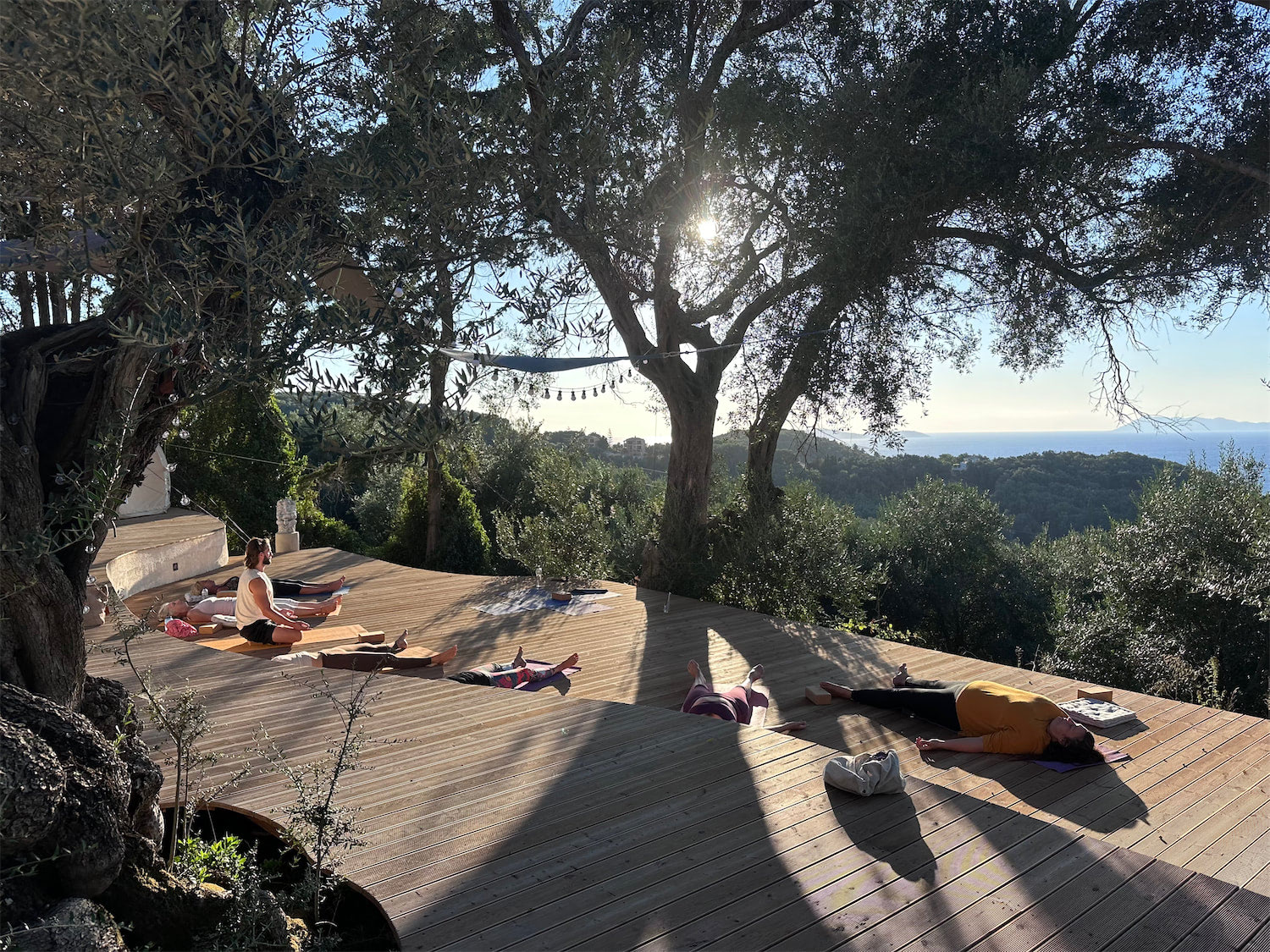 Yogagruppe im Freien in Griechenland